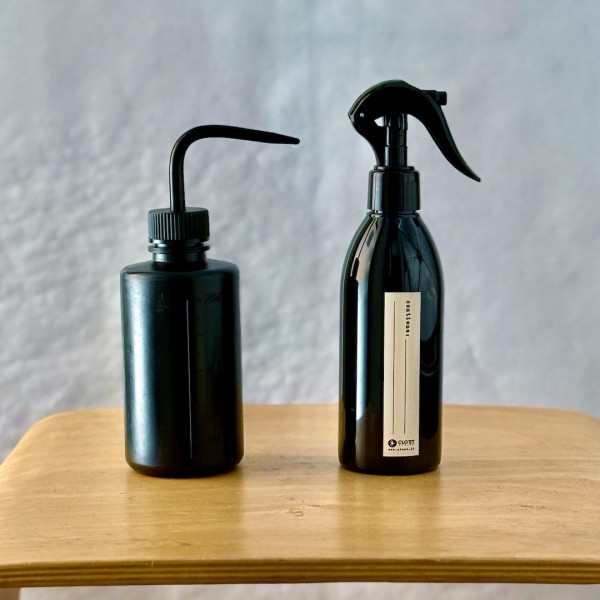 DUO Flaschenspray + Brikett zum Bewässern Ihrer Pflanzen » Clo’eT Design